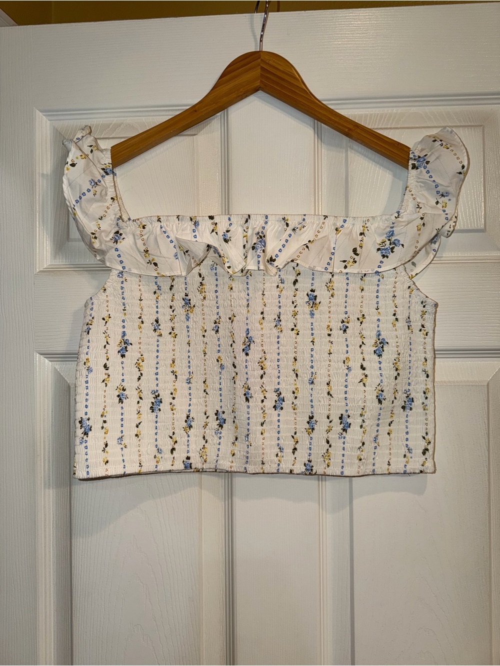 wild fable White Floral Ruffle Smocked Crop Top. Euc